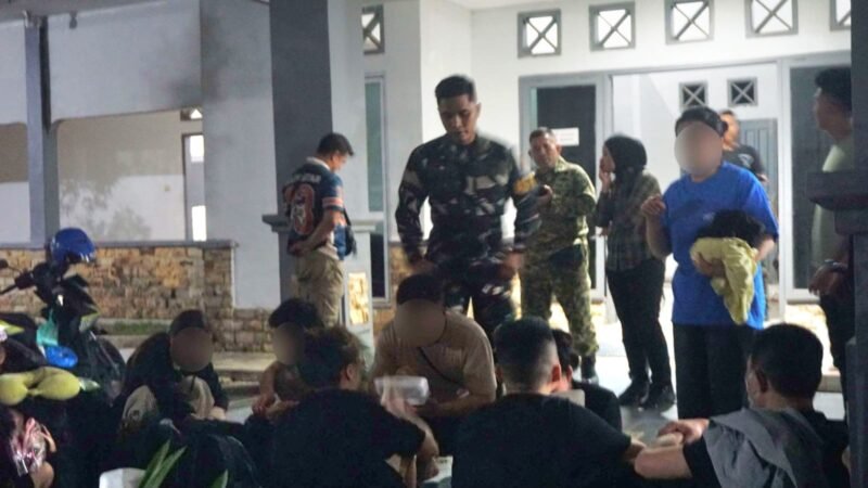 Foto: Personel TNI AL bersama tim gabungan mengamankan sejumlah warga negara asing (WNA) asal Vietnam yang diduga hendak berangkat ke Malaysia melalui jalur tidak resmi di kawasan Pulau Lumba, Kelurahan Kasu, Kecamatan Belakang Padang, Batam, Kepulauan Riau, Selasa (20/10/2026). 