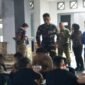 Foto: Personel TNI AL bersama tim gabungan mengamankan sejumlah warga negara asing (WNA) asal Vietnam yang diduga hendak berangkat ke Malaysia melalui jalur tidak resmi di kawasan Pulau Lumba, Kelurahan Kasu, Kecamatan Belakang Padang, Batam, Kepulauan Riau, Selasa (20/10/2026). 