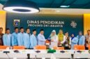 Foto: Ketua Umum DPW BKPRMI DKI Jakarta, Nanang Jahidin, bersama jajaran menyerahkan cendera mata kepada Kepala Dinas Pendidikan Provinsi DKI Jakarta, Nahdiana, saat audiensi dan silaturahmi di Gedung Dinas Pendidikan DKI Jakarta.