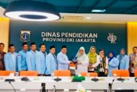 Foto: Ketua Umum DPW BKPRMI DKI Jakarta, Nanang Jahidin, bersama jajaran menyerahkan cendera mata kepada Kepala Dinas Pendidikan Provinsi DKI Jakarta, Nahdiana, saat audiensi dan silaturahmi di Gedung Dinas Pendidikan DKI Jakarta.