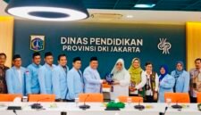Foto: Ketua Umum DPW BKPRMI DKI Jakarta, Nanang Jahidin, bersama jajaran menyerahkan cendera mata kepada Kepala Dinas Pendidikan Provinsi DKI Jakarta, Nahdiana, saat audiensi dan silaturahmi di Gedung Dinas Pendidikan DKI Jakarta.