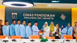 Foto: Ketua Umum DPW BKPRMI DKI Jakarta, Nanang Jahidin, bersama jajaran menyerahkan cendera mata kepada Kepala Dinas Pendidikan Provinsi DKI Jakarta, Nahdiana, saat audiensi dan silaturahmi di Gedung Dinas Pendidikan DKI Jakarta.
