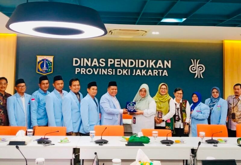 Foto: Ketua Umum DPW BKPRMI DKI Jakarta, Nanang Jahidin, bersama jajaran menyerahkan cendera mata kepada Kepala Dinas Pendidikan Provinsi DKI Jakarta, Nahdiana, saat audiensi dan silaturahmi di Gedung Dinas Pendidikan DKI Jakarta.