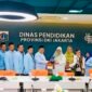 Foto: Ketua Umum DPW BKPRMI DKI Jakarta, Nanang Jahidin, bersama jajaran menyerahkan cendera mata kepada Kepala Dinas Pendidikan Provinsi DKI Jakarta, Nahdiana, saat audiensi dan silaturahmi di Gedung Dinas Pendidikan DKI Jakarta.