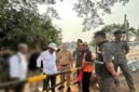 Foto: Petugas Satpol PP bersama jajaran pemerintah wilayah melakukan peninjauan di lokasi yang dipasangi portal di kawasan Jalan Adam Malik, Deplu, Petukangan Selatan, Jakarta Selatan.