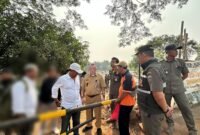 Foto: Petugas Satpol PP bersama jajaran pemerintah wilayah melakukan peninjauan di lokasi yang dipasangi portal di kawasan Jalan Adam Malik, Deplu, Petukangan Selatan, Jakarta Selatan.