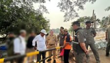 Foto: Petugas Satpol PP bersama jajaran pemerintah wilayah melakukan peninjauan di lokasi yang dipasangi portal di kawasan Jalan Adam Malik, Deplu, Petukangan Selatan, Jakarta Selatan.