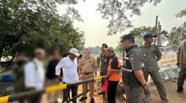 Foto: Petugas Satpol PP bersama jajaran pemerintah wilayah melakukan peninjauan di lokasi yang dipasangi portal di kawasan Jalan Adam Malik, Deplu, Petukangan Selatan, Jakarta Selatan.
