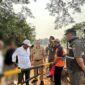 Foto: Petugas Satpol PP bersama jajaran pemerintah wilayah melakukan peninjauan di lokasi yang dipasangi portal di kawasan Jalan Adam Malik, Deplu, Petukangan Selatan, Jakarta Selatan.