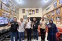 Foto: Jajaran PWI Pokja Wali Kota Jakarta Timur berfoto bersama Kepala Terminal Kampung Rambutan, Revi Zulkurnain, usai audiensi di kantor Terminal Kampung Rambutan, Jakarta Timur, Jumat (23/10/2026).