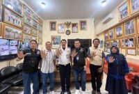 Foto: Jajaran PWI Pokja Wali Kota Jakarta Timur berfoto bersama Kepala Terminal Kampung Rambutan, Revi Zulkurnain, usai audiensi di kantor Terminal Kampung Rambutan, Jakarta Timur, Jumat (23/10/2026).