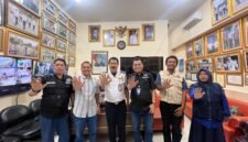 Foto: Jajaran PWI Pokja Wali Kota Jakarta Timur berfoto bersama Kepala Terminal Kampung Rambutan, Revi Zulkurnain, usai audiensi di kantor Terminal Kampung Rambutan, Jakarta Timur, Jumat (23/10/2026).