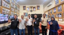 Foto: Jajaran PWI Pokja Wali Kota Jakarta Timur berfoto bersama Kepala Terminal Kampung Rambutan, Revi Zulkurnain, usai audiensi di kantor Terminal Kampung Rambutan, Jakarta Timur, Jumat (23/10/2026).