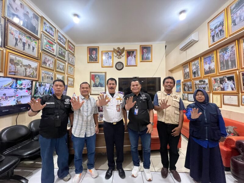 Foto: Jajaran PWI Pokja Wali Kota Jakarta Timur berfoto bersama Kepala Terminal Kampung Rambutan, Revi Zulkurnain, usai audiensi di kantor Terminal Kampung Rambutan, Jakarta Timur, Jumat (23/10/2026).