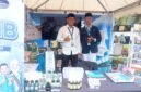 Foto: Siswa Sekolah Al Azhar Medan memamerkan robot transporter yang dipersiapkan untuk mengikuti kompetisi robotik tingkat internasional di Taiwan pada 2027. Didampingi guru pembimbing, siswa tersebut menunjukkan hasil inovasi teknologi di stan pameran pendidikan dalam kegiatan Teras Belajar Sumut Berkah di halaman Kantor Gubernur Sumatera Utara, Jumat (23/10/2026). 