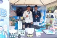 Foto: Siswa Sekolah Al Azhar Medan memamerkan robot transporter yang dipersiapkan untuk mengikuti kompetisi robotik tingkat internasional di Taiwan pada 2027. Didampingi guru pembimbing, siswa tersebut menunjukkan hasil inovasi teknologi di stan pameran pendidikan dalam kegiatan Teras Belajar Sumut Berkah di halaman Kantor Gubernur Sumatera Utara, Jumat (23/10/2026). 
