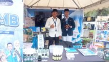Foto: Siswa Sekolah Al Azhar Medan memamerkan robot transporter yang dipersiapkan untuk mengikuti kompetisi robotik tingkat internasional di Taiwan pada 2027. Didampingi guru pembimbing, siswa tersebut menunjukkan hasil inovasi teknologi di stan pameran pendidikan dalam kegiatan Teras Belajar Sumut Berkah di halaman Kantor Gubernur Sumatera Utara, Jumat (23/10/2026). 