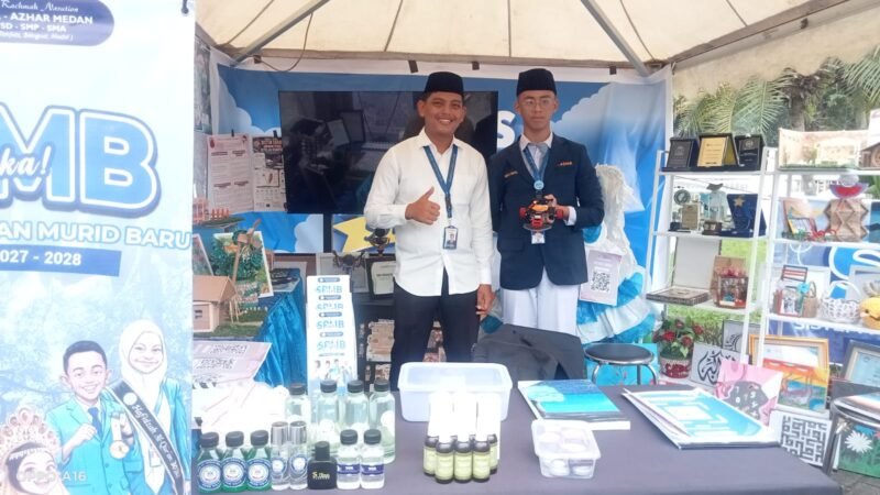 Foto: Siswa Sekolah Al Azhar Medan memamerkan robot transporter yang dipersiapkan untuk mengikuti kompetisi robotik tingkat internasional di Taiwan pada 2027. Didampingi guru pembimbing, siswa tersebut menunjukkan hasil inovasi teknologi di stan pameran pendidikan dalam kegiatan Teras Belajar Sumut Berkah di halaman Kantor Gubernur Sumatera Utara, Jumat (23/10/2026). 