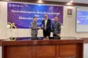 Foto: Ketua Umum DePA-RI, Dr. TM Luthfi Yazid, SH, LL.M didampingi Ketua DPD Jawa Tengah A. Yudho P, SH, MH, MM menyerahkan cindera mata kepada UNISRI yang diterima oleh Rektor UNISRI, Prof. Dr. Sutoyo.