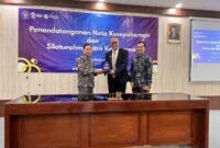 Foto: Ketua Umum DePA-RI, Dr. TM Luthfi Yazid, SH, LL.M didampingi Ketua DPD Jawa Tengah A. Yudho P, SH, MH, MM menyerahkan cindera mata kepada UNISRI yang diterima oleh Rektor UNISRI, Prof. Dr. Sutoyo.