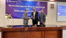 Foto: Ketua Umum DePA-RI, Dr. TM Luthfi Yazid, SH, LL.M didampingi Ketua DPD Jawa Tengah A. Yudho P, SH, MH, MM menyerahkan cindera mata kepada UNISRI yang diterima oleh Rektor UNISRI, Prof. Dr. Sutoyo.