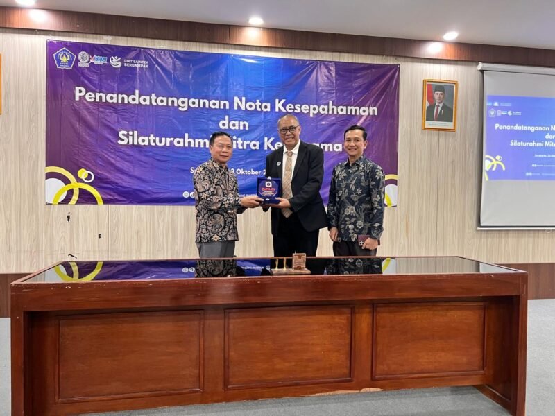 Foto: Ketua Umum DePA-RI, Dr. TM Luthfi Yazid, SH, LL.M didampingi Ketua DPD Jawa Tengah A. Yudho P, SH, MH, MM menyerahkan cindera mata kepada UNISRI yang diterima oleh Rektor UNISRI, Prof. Dr. Sutoyo.