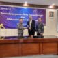 Foto: Ketua Umum DePA-RI, Dr. TM Luthfi Yazid, SH, LL.M didampingi Ketua DPD Jawa Tengah A. Yudho P, SH, MH, MM menyerahkan cindera mata kepada UNISRI yang diterima oleh Rektor UNISRI, Prof. Dr. Sutoyo.