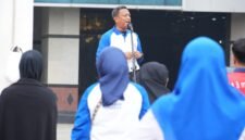 Foto: Wali Kota Administrasi Jakarta Timur, Munjirin, memberikan sambutan saat membuka kegiatan Senam Terapi Sehat Ling Tien Kung bersama Eltekers Indonesia Sejahtera di halaman Kantor Wali Kota Administrasi Jakarta Timur, Jumat (23/10/2026).