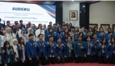 Foto: Mahasiswa Fakultas Hukum Universitas Diponegoro (UNDIP) berfoto bersama usai audiensi untuk mengawal implementasi Undang-Undang Perlindungan Pekerja Rumah Tangga (UU PPRT).