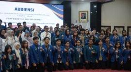 Foto: Mahasiswa Fakultas Hukum Universitas Diponegoro (UNDIP) berfoto bersama usai audiensi untuk mengawal implementasi Undang-Undang Perlindungan Pekerja Rumah Tangga (UU PPRT).
