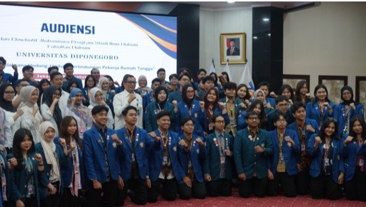 Foto: Mahasiswa Fakultas Hukum Universitas Diponegoro (UNDIP) berfoto bersama usai audiensi untuk mengawal implementasi Undang-Undang Perlindungan Pekerja Rumah Tangga (UU PPRT).