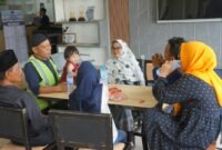 Di tengah sorotan terhadap berbagai persoalan pemasyarakatan, Lembaga Pemasyarakatan (Lapas) Kelas IIB Cianjur menghadirkan pelayanan yang menyentuh sisi kemanusiaan. Melalui program Kunjungan Lansia, warga binaan yang terkendala kesehatan dan keluarga lanjut usia kembali mendapatkan kesempatan bertemu orang-orang tercinta, bahkan setelah lima tahun terpisah.
