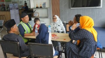 Di tengah sorotan terhadap berbagai persoalan pemasyarakatan, Lembaga Pemasyarakatan (Lapas) Kelas IIB Cianjur menghadirkan pelayanan yang menyentuh sisi kemanusiaan. Melalui program Kunjungan Lansia, warga binaan yang terkendala kesehatan dan keluarga lanjut usia kembali mendapatkan kesempatan bertemu orang-orang tercinta, bahkan setelah lima tahun terpisah.