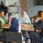 Di tengah sorotan terhadap berbagai persoalan pemasyarakatan, Lembaga Pemasyarakatan (Lapas) Kelas IIB Cianjur menghadirkan pelayanan yang menyentuh sisi kemanusiaan. Melalui program Kunjungan Lansia, warga binaan yang terkendala kesehatan dan keluarga lanjut usia kembali mendapatkan kesempatan bertemu orang-orang tercinta, bahkan setelah lima tahun terpisah.