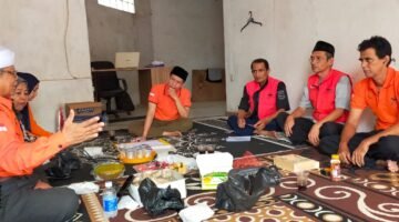 Foto: Jajaran pengurus Dewan Pimpinan Daerah (DPD) Partai Gerakan Rakyat (PGR) Kabupaten Sukabumi menggelar rapat konsolidasi internal di Kantor Sekretariat DPD PGR, Legos, Cicurug, Kabupaten Sukabumi.