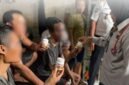 Foto: Petugas medis Rutan Kelas IIB Tanjung Pura memberikan vitamin kepada warga binaan saat pelaksanaan program Dokter Keliling (Darling) di blok hunian, Senin (26/10/2026). 