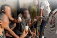 Foto: Petugas medis Rutan Kelas IIB Tanjung Pura memberikan vitamin kepada warga binaan saat pelaksanaan program Dokter Keliling (Darling) di blok hunian, Senin (26/10/2026). 