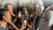 Foto: Petugas medis Rutan Kelas IIB Tanjung Pura memberikan vitamin kepada warga binaan saat pelaksanaan program Dokter Keliling (Darling) di blok hunian, Senin (26/10/2026).