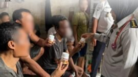 Foto: Petugas medis Rutan Kelas IIB Tanjung Pura memberikan vitamin kepada warga binaan saat pelaksanaan program Dokter Keliling (Darling) di blok hunian, Senin (26/10/2026). 