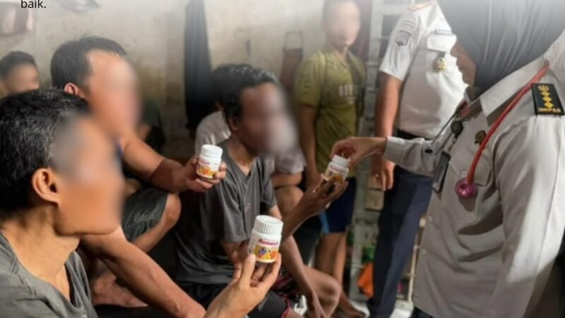 Foto: Petugas medis Rutan Kelas IIB Tanjung Pura memberikan vitamin kepada warga binaan saat pelaksanaan program Dokter Keliling (Darling) di blok hunian, Senin (26/10/2026). 