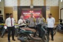 Foto: Kapolres Lhokseumawe bersama jajaran memperlihatkan barang bukti sepeda motor hasil pengungkapan kasus dugaan sindikat pencurian kendaraan bermotor (curanmor) dalam konferensi pers di Mapolres Lhokseumawe, Aceh. Dalam pengungkapan tersebut, polisi menetapkan 11 orang sebagai tersangka dan menyita 19 unit sepeda motor.