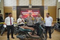 Foto: Kapolres Lhokseumawe bersama jajaran memperlihatkan barang bukti sepeda motor hasil pengungkapan kasus dugaan sindikat pencurian kendaraan bermotor (curanmor) dalam konferensi pers di Mapolres Lhokseumawe, Aceh. Dalam pengungkapan tersebut, polisi menetapkan 11 orang sebagai tersangka dan menyita 19 unit sepeda motor.