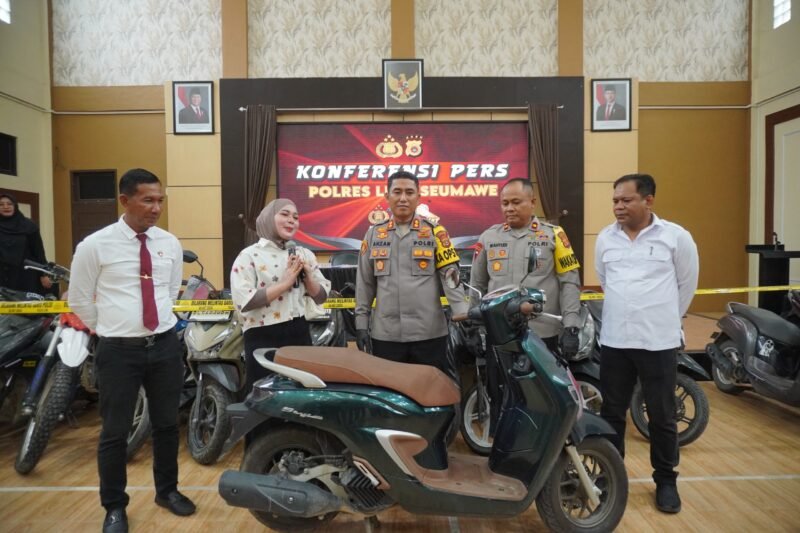 Foto: Kapolres Lhokseumawe bersama jajaran memperlihatkan barang bukti sepeda motor hasil pengungkapan kasus dugaan sindikat pencurian kendaraan bermotor (curanmor) dalam konferensi pers di Mapolres Lhokseumawe, Aceh. Dalam pengungkapan tersebut, polisi menetapkan 11 orang sebagai tersangka dan menyita 19 unit sepeda motor.