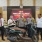 Foto: Kapolres Lhokseumawe bersama jajaran memperlihatkan barang bukti sepeda motor hasil pengungkapan kasus dugaan sindikat pencurian kendaraan bermotor (curanmor) dalam konferensi pers di Mapolres Lhokseumawe, Aceh. Dalam pengungkapan tersebut, polisi menetapkan 11 orang sebagai tersangka dan menyita 19 unit sepeda motor.