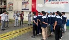 Foto: Peserta Parani Driver Academy mengikuti pengarahan dan pengenalan lingkungan kerja di Parani Service Center, Serang, Banten, Senin (26/10/2026). 