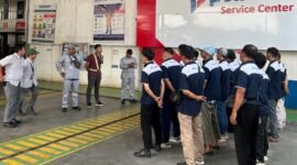 Foto: Peserta Parani Driver Academy mengikuti pengarahan dan pengenalan lingkungan kerja di Parani Service Center, Serang, Banten, Senin (26/10/2026). 