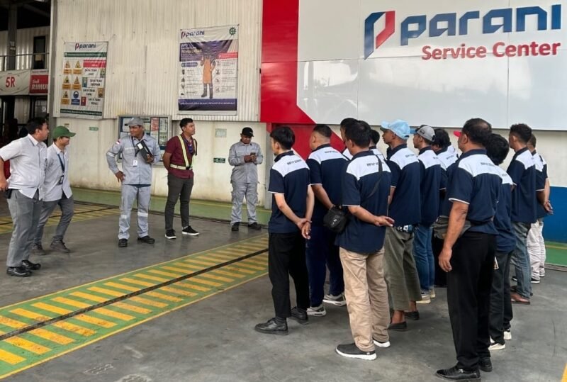 Foto: Peserta Parani Driver Academy mengikuti pengarahan dan pengenalan lingkungan kerja di Parani Service Center, Serang, Banten, Senin (26/10/2026). 