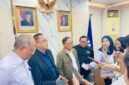 Foto:Ketua Umum Serikat Media Siber Indonesia (SMSI) Firdaus bersama jajaran memberikan keterangan kepada awak media usai penandatanganan nota kesepahaman (MoU) dengan Lembaga Penyiaran Publik Radio Republik Indonesia (LPP RRI) di Jakarta, Senin (26/10/2026).