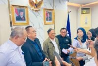 Foto:Ketua Umum Serikat Media Siber Indonesia (SMSI) Firdaus bersama jajaran memberikan keterangan kepada awak media usai penandatanganan nota kesepahaman (MoU) dengan Lembaga Penyiaran Publik Radio Republik Indonesia (LPP RRI) di Jakarta, Senin (26/10/2026).