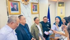 Foto:Ketua Umum Serikat Media Siber Indonesia (SMSI) Firdaus bersama jajaran memberikan keterangan kepada awak media usai penandatanganan nota kesepahaman (MoU) dengan Lembaga Penyiaran Publik Radio Republik Indonesia (LPP RRI) di Jakarta, Senin (26/10/2026).